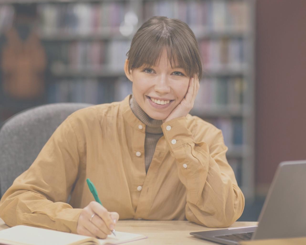 Personne travaillant sur ses finances personnelles