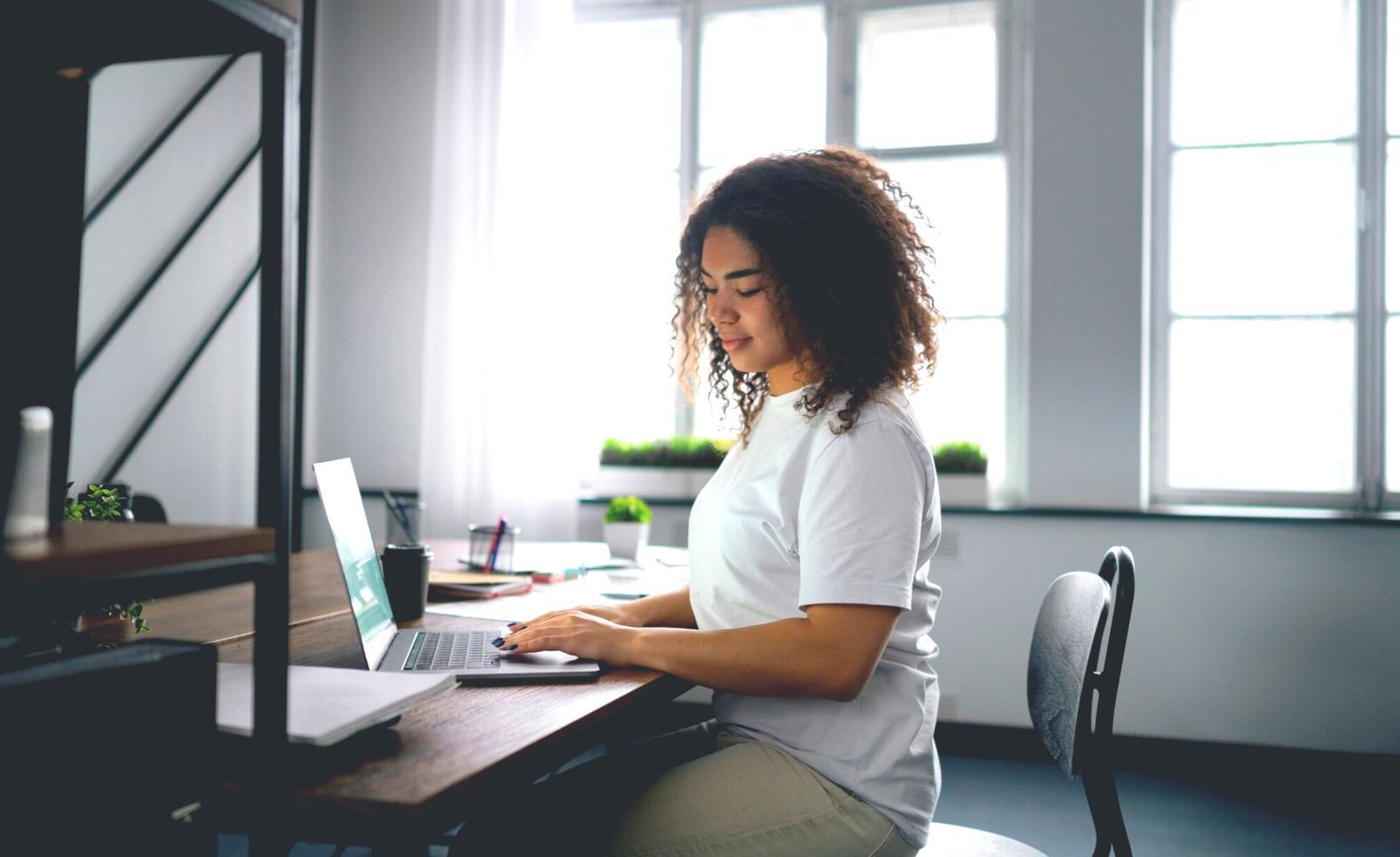 Espace de travail collaboratif saphiqos avec ordinateurs et matériel pédagogique